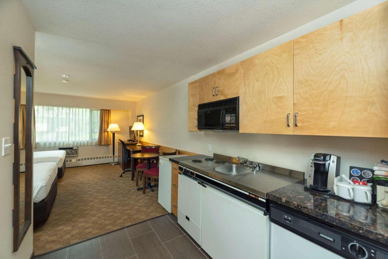 Prestige Riverside Lodge Кунел Екстериор снимка