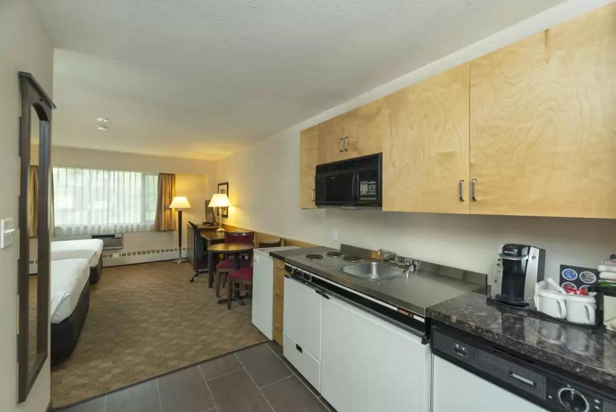 Prestige Riverside Lodge Кунел Екстериор снимка